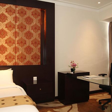 Premier Basko Hotel Padang  Exterior photo