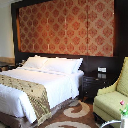 Premier Basko Hotel Padang  Exterior photo