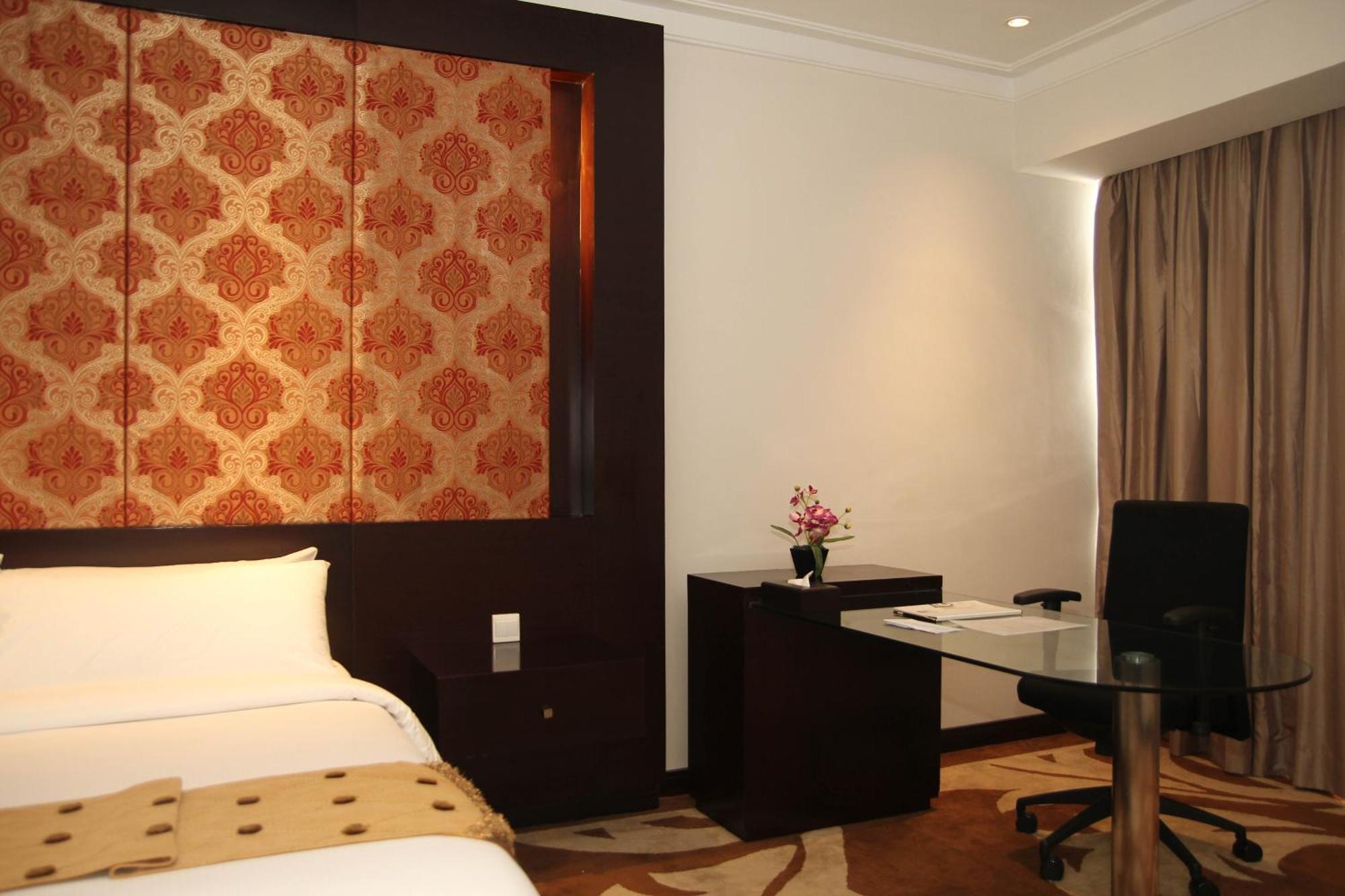 Premier Basko Hotel Padang  Exterior photo