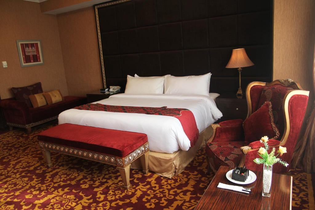 Premier Basko Hotel Padang  Exterior photo