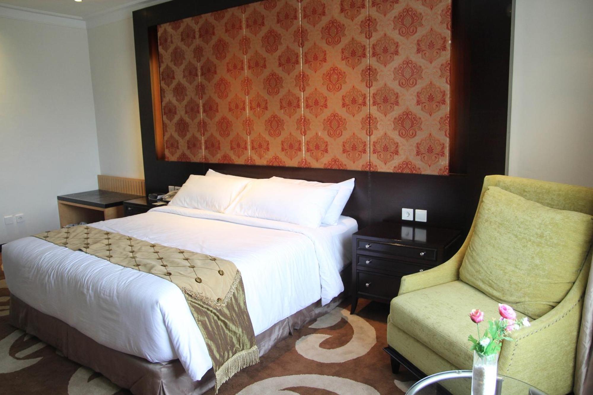 Premier Basko Hotel Padang  Exterior photo