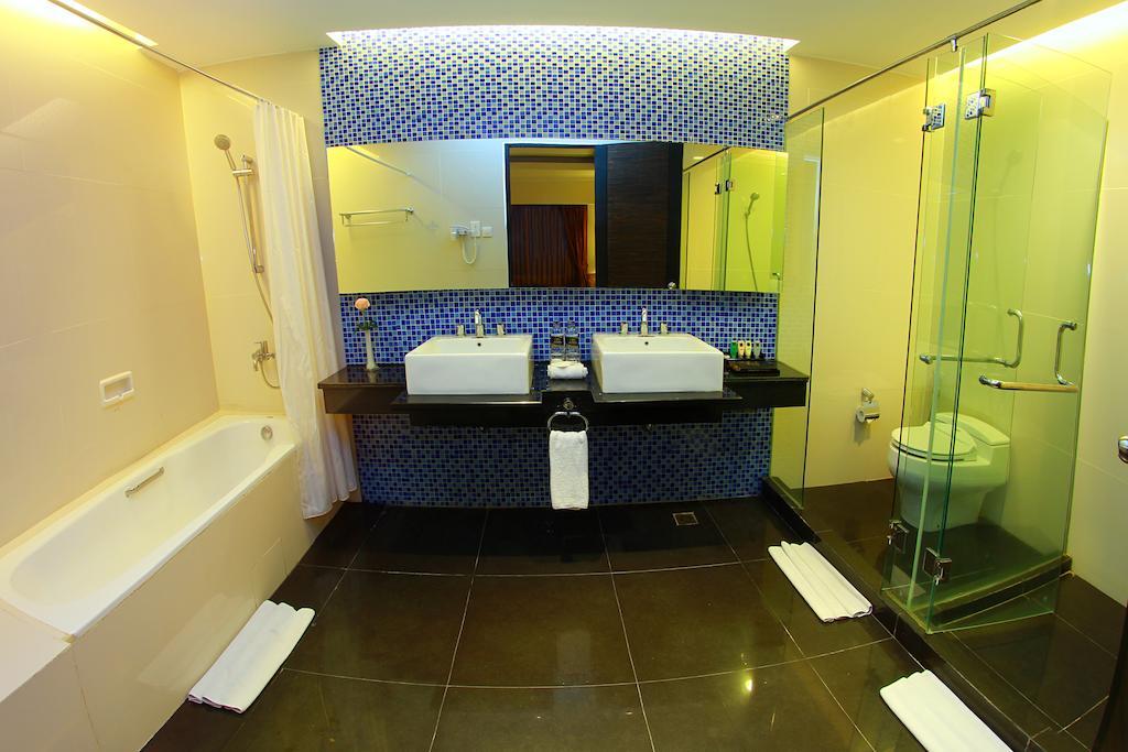 Premier Basko Hotel Padang  Exterior photo