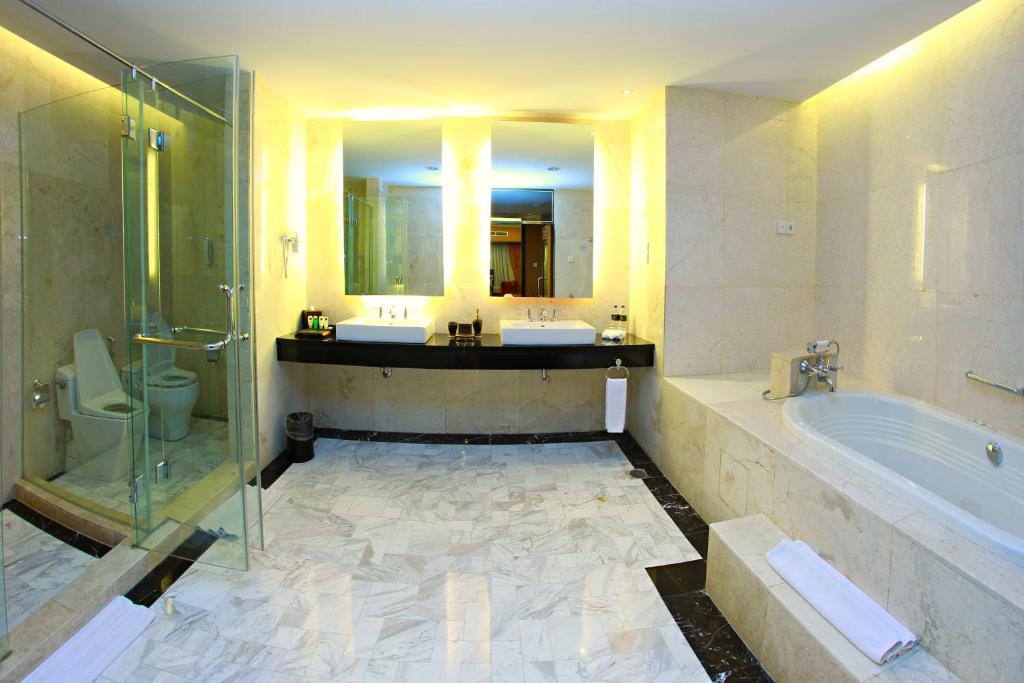 Premier Basko Hotel Padang  Exterior photo