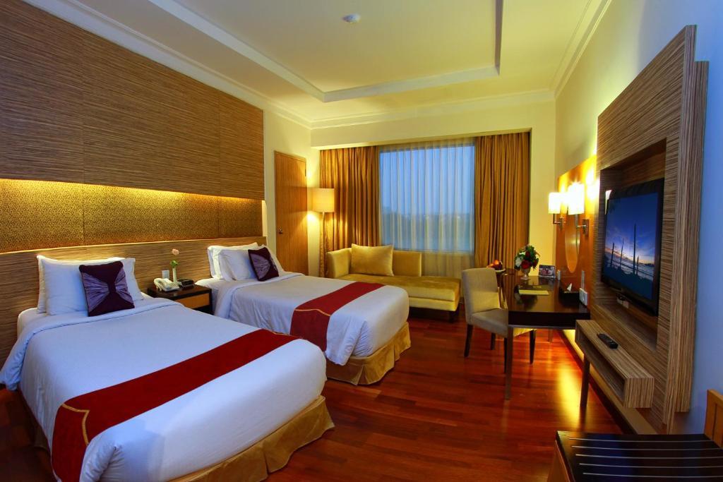 Premier Basko Hotel Padang  Exterior photo